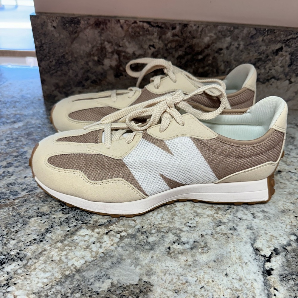 New Balance 327 Women’s 8.5/Youth 7